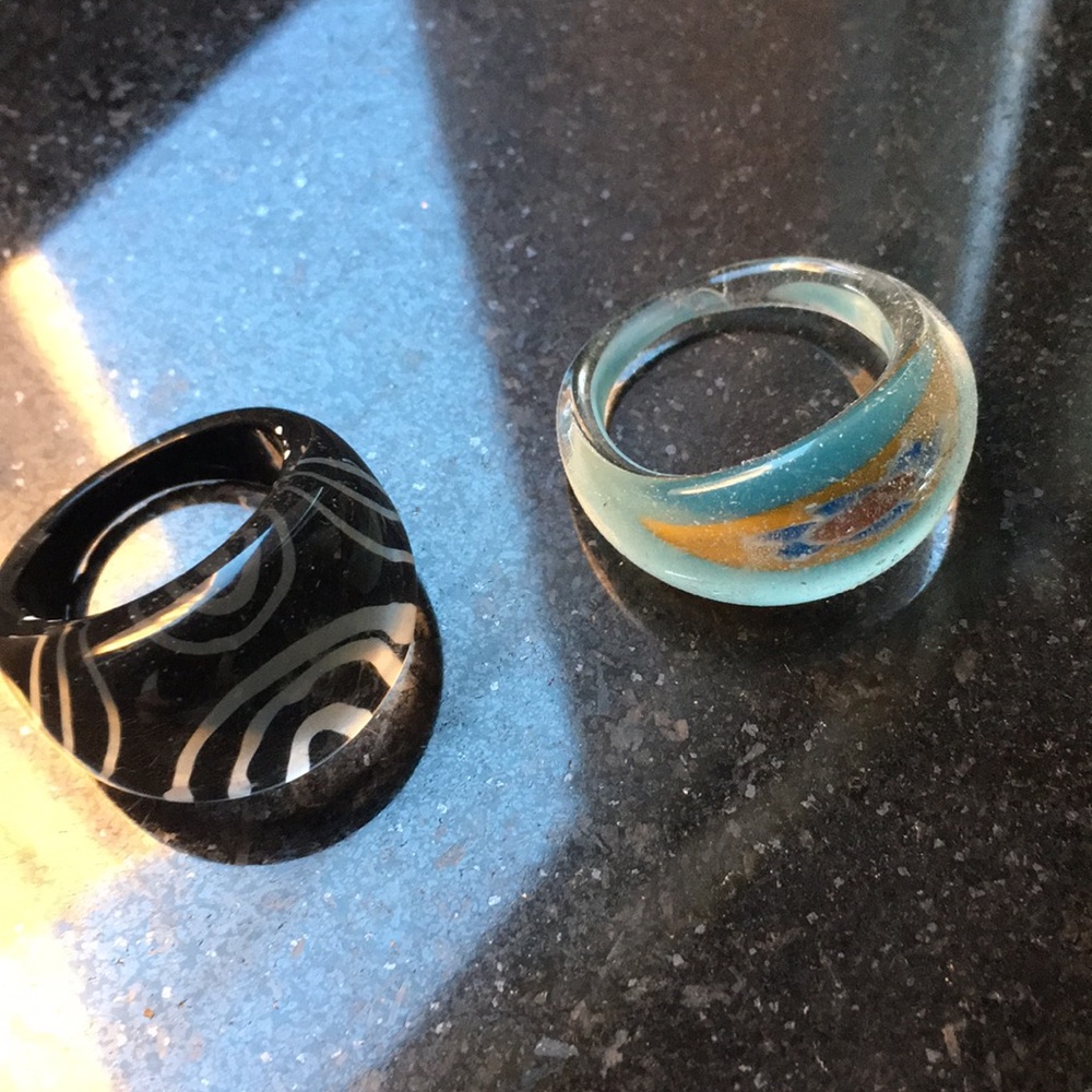 Set of 2 acrylic fashion rings. Large.
